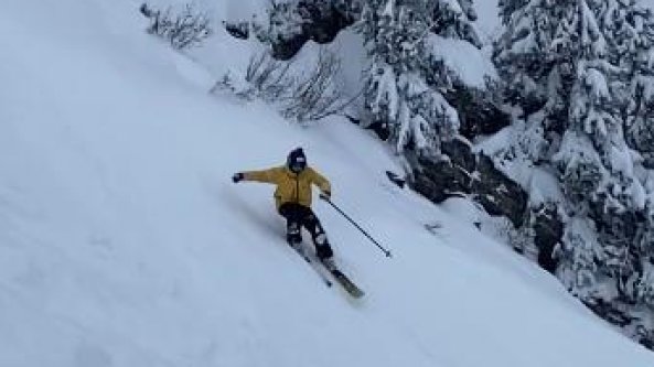 Sciatore perde gli sci durante un'acrobazia: per fortuna c'è la neve fresca
