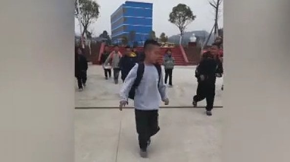 Lo scolaro festeggia le vacanze a colpi di Kung Fu: lo show davanti ai compagni   