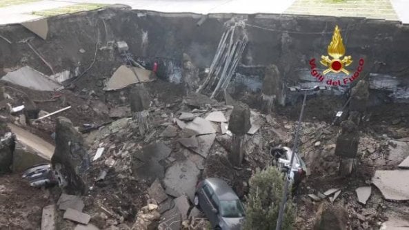Le auto inghiottite dalla voragine che si è aperta all'Ospedale del mare
