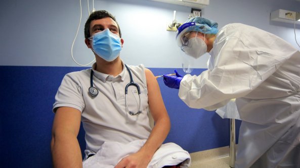 Vaccino anti Covid, è corsa contro il tempo: negli ospedali altre tre settimane di campagna