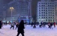 Mega battaglia di palle di neve in centro, ma sui social è polemica: 