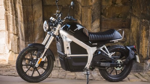 Sorpresa Horwin, la moto elettrica anni Sessanta con il cambio manuale