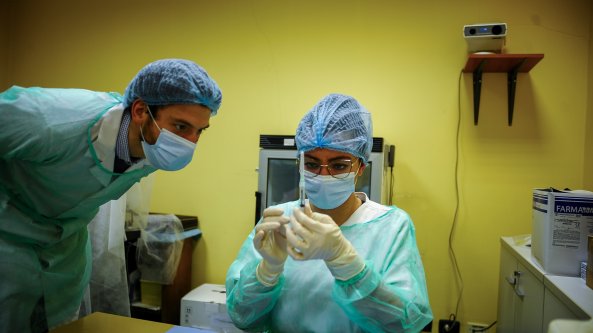 Un colorante blu dentro il vaccino, la trovata della Regione Lazio  per battere i trafficanti di Pfizer