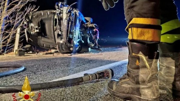 Si schiantano contro un palo, poi la Jeep si ribalta: due feriti in Valsusa
