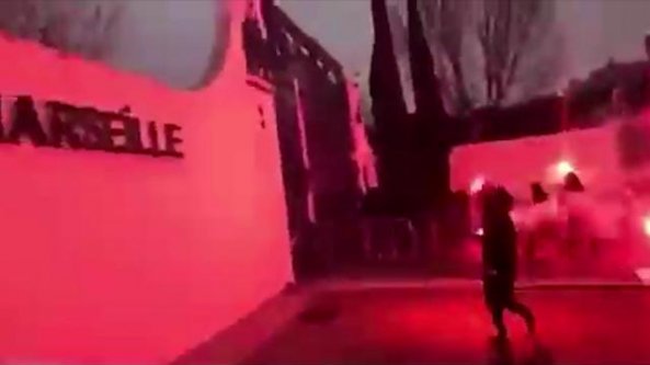 Gli ultrà del Marsiglia assaltano il campo di allenamento. Ferito un calciatore
