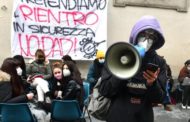 Ragazzi senza scuola: “Boom di richieste di aiuto psicologico”