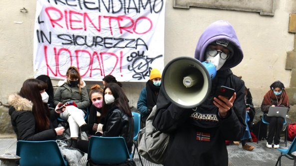 Ragazzi senza scuola: “Boom di richieste di aiuto psicologico”