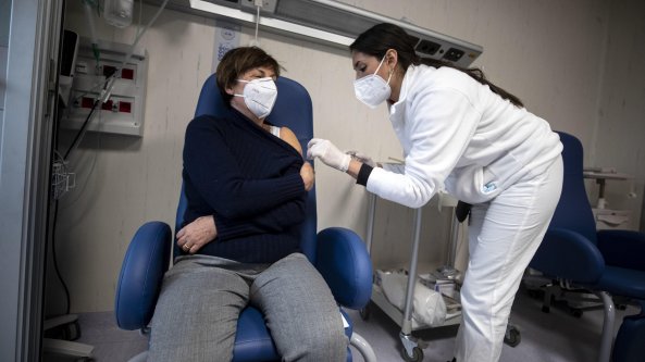 Vaccini, nuove fabbriche e contratti con altre aziende. Così Pfizer vuole passare da 1,3 a 2 miliardi di dosi