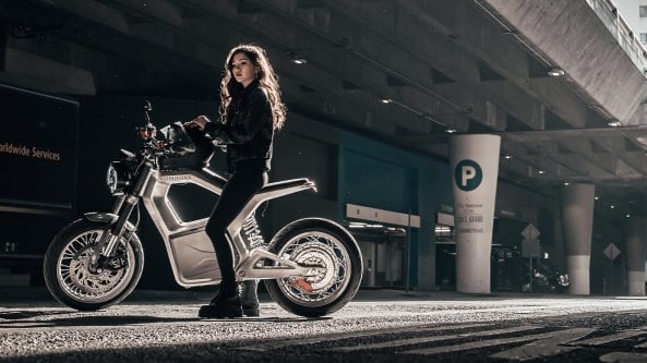 In sella al futuro, ecco la moto elettrica che ricarìca il cellulare via wireless
