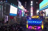 Luci e musica a Times Square, ma pochi invitati festeggiano il 2021   