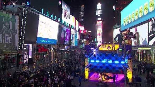 Luci e musica a Times Square, ma pochi invitati festeggiano il 2021   