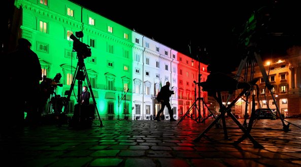 Crisi di governo, scontro nella notte sul Mes nell'ultimo cdm giallo-rosso. Gualtieri e Speranza contro Bellanova: 