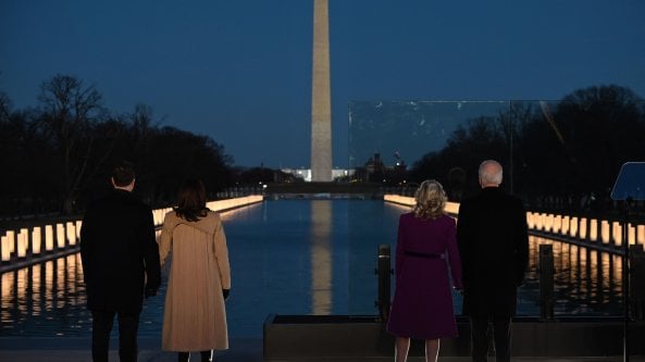 Usa 2021, con 400 luci Biden e Harris ricordano i morti di Covid