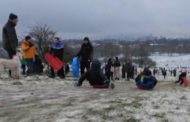 Londra, la città imbiancata dalla neve: Primrose Hill si riempie di slittini