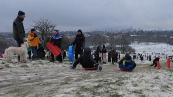 Londra, la città imbiancata dalla neve: Primrose Hill si riempie di slittini