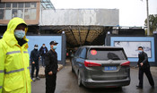 Gli esperti Oms al mercato di Wuhan (ma sotto scorta della polizia cinese) 