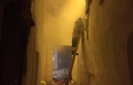 Bari, a fuoco una discarica a cielo aperto nella città vecchia. I residenti: 