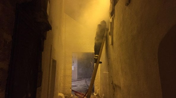 Bari, a fuoco una discarica a cielo aperto nella città vecchia. I residenti: 
