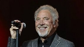 Tom Jones, nuovo album per gli 80 anni: 'Surrounded by Time' esce ad aprile
