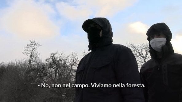 Bosnia, fra i migranti che vivono nella neve fuori dal campo profughi   di Andrea Lattanzi ed Edorado Bianchi   