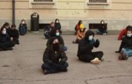 Milano, l'occupazione simbolica dello storico liceo Manzoni vuoto: studenti e genitori insieme contro la Dad