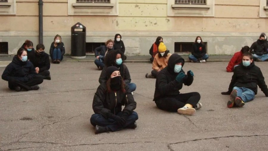 Milano, l'occupazione simbolica dello storico liceo Manzoni vuoto: studenti e genitori insieme contro la Dad