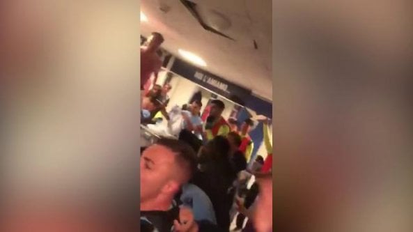 La Lazio travolge la Roma 3-0: la festa negli spogliatoi dei giocatori biancocelesti