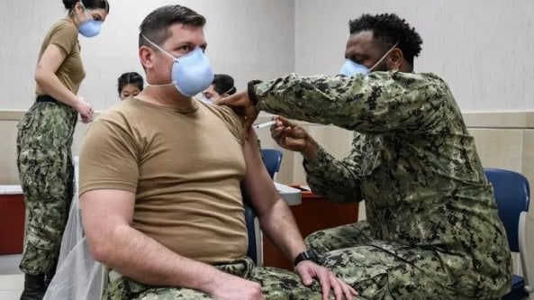 E i militari americani in Campania si vaccinano con 