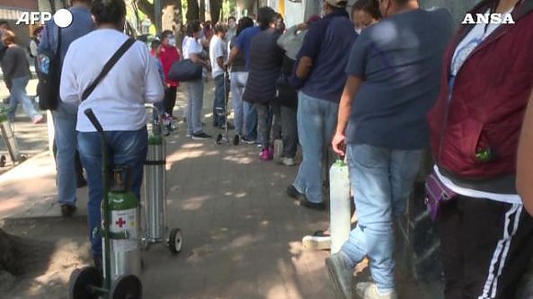 A Città del Messico i parenti dei malati in fila per ore per l'ossigeno