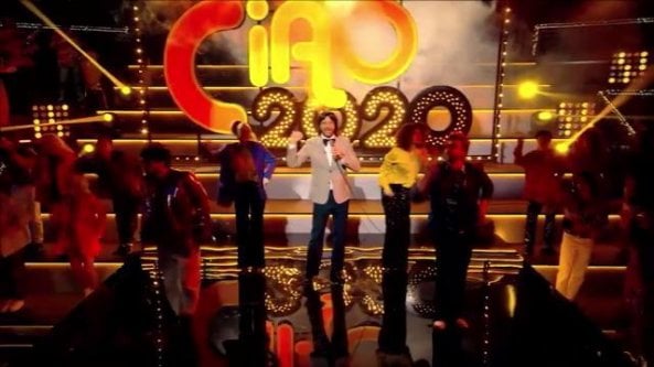 Russia, lo show di capodanno è una parodia trash della tv italiana degli anni '80