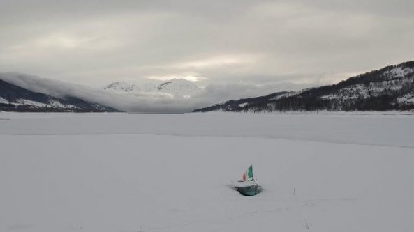 Campotosto, temperature polari e il lago si ricopre di ghiaccio: le immagini dal drone