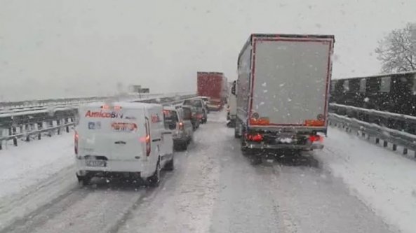 Maltempo: in Liguria stop ai tir in A7 e A26