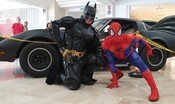 Batman lavora in un sexy shop di Cagliari e appena può corre ad aiutare i bambini in ospedale