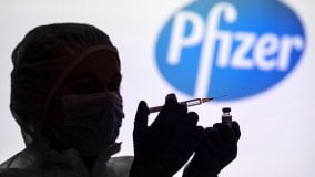Vaccini, taglio del 29% delle dosi Pfizer: il sospetto che venda ad altri Paesi. L'azienda: 