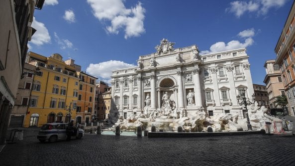 Maxi multe per chi sporca le strade,  gettare le mascherine a Roma costa 500 euro