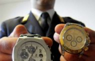 Roma, trova borsette con orologi e oggetti preziosi e le porta alla polizia: rintracciato il proprietario