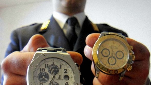 Roma, trova borsette con orologi e oggetti preziosi e le porta alla polizia: rintracciato il proprietario