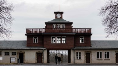 Germania, sportivi della domenica sugli slittini a Buchenwald: slalom intorno alle tombe