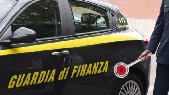 Brescia, girava in Ferrari e aveva il reddito di cittadinanza: denunciato