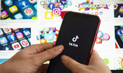 Possibile che l'algoritmo di TikTok non distingua un bambino da un adolescente?