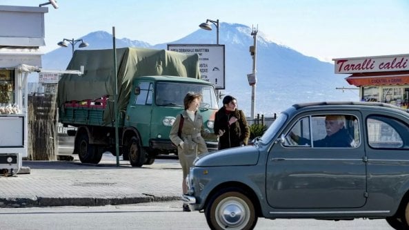 Napoli, sul lungomare il traffico anni '70 per le