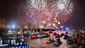 Vela, Vendée Globe al cardiopalma: vince il terzo classificato, premiato per aver soccorso un concorrente
