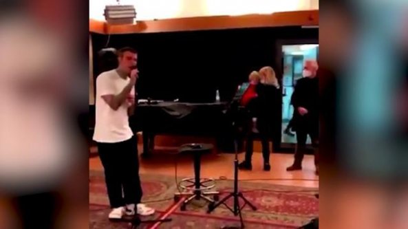 Fedez canta online il brano di Sanremo: rischio squalifica
