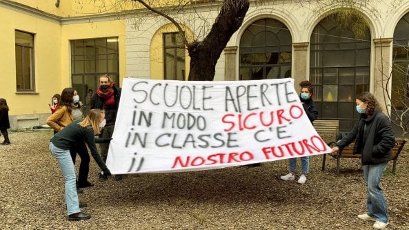 Scuola a Milano, la mobilitazione dei liceali per il ritorno in classe. Occupati il classico Tito Livio e lo scientifico Severi-Correnti