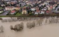Emilia Romagna: il fiume Enza sommerge gli alberi, la piena vista dal drone