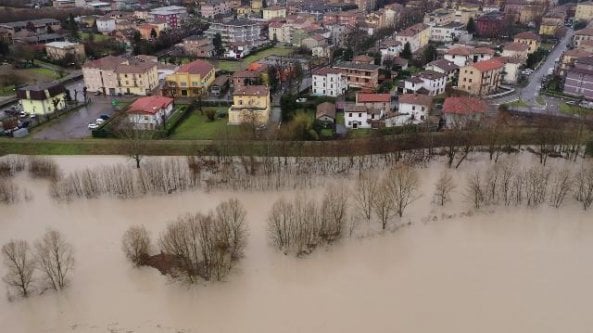 Emilia Romagna: il fiume Enza sommerge gli alberi, la piena vista dal drone