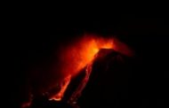 L'Etna dà spettacolo: l'eruzione del vulcano illumina la notte