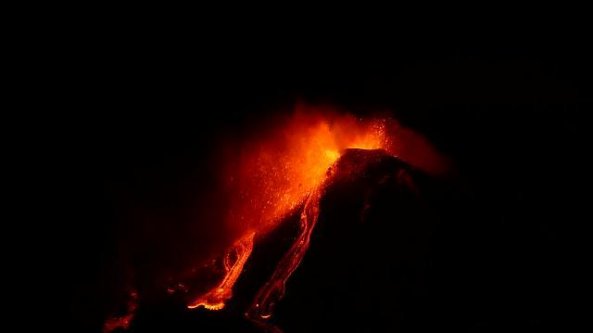 L'Etna dà spettacolo: l'eruzione del vulcano illumina la notte