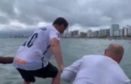 Bolsonaro festeggia con un tuffo tra i fan: nessun rispetto delle norme anticovid
