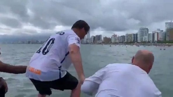 Bolsonaro festeggia con un tuffo tra i fan: nessun rispetto delle norme anticovid